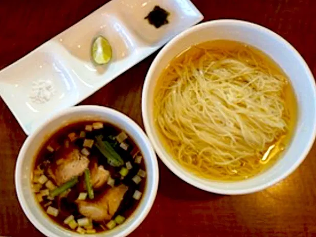 昆布水つけ麺
昆布のとろみ水に細麺 まずは沖縄塩をかけて すだちをしぼって 熱々の香ばしいつけ汁につけて…いろんな味が楽しめました|sakiさん