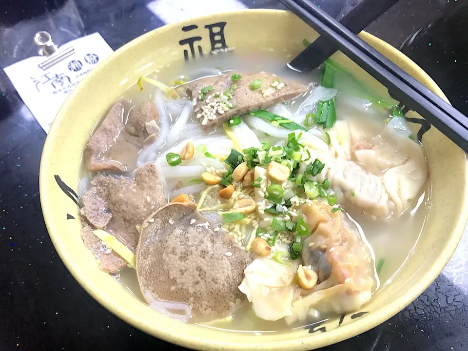 Wedding rice noodles with fresh pork liver & steamed dumplings|Sky Blueさん