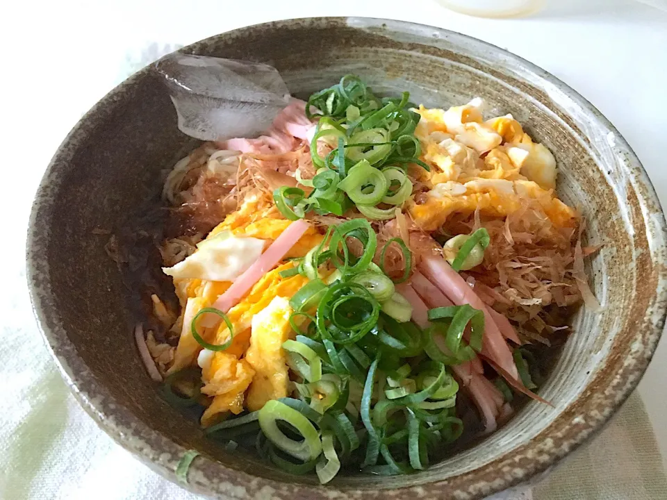 暑いのでそうめん…ハムと失敗気味の錦糸卵と笑、かつお節とたっぷりのねぎ入り。冷や冷やにしたくて氷をぶちこむ😂|KKOさん