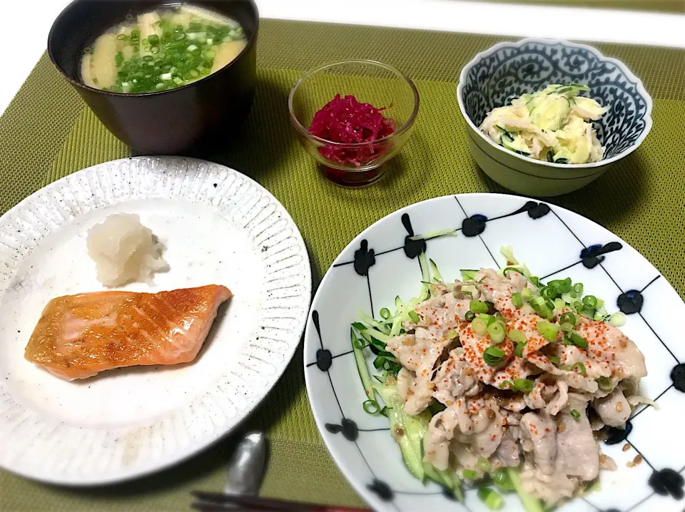 冷しゃぶサラダ、鮭のハラミ塩焼き、豆腐と油揚げの味噌汁、ポテトサラダ、紫キャベツのマリネ。|yukiさん