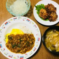 Snapdishの料理写真:山本ゆりさんのレンジでオムキーマカレー☆ところてん☆イカメンチ☆玉ねぎとしめじの味噌汁|ゆきさん