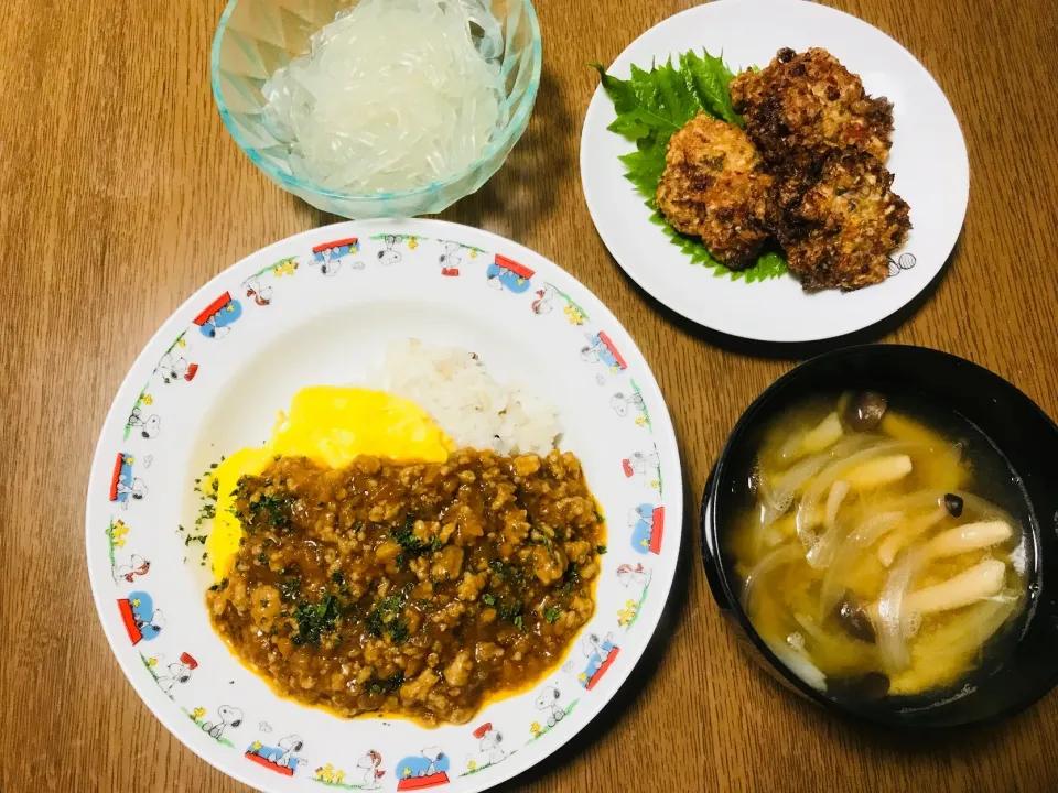 山本ゆりさんのレンジでオムキーマカレー☆ところてん☆イカメンチ☆玉ねぎとしめじの味噌汁|ゆきさん