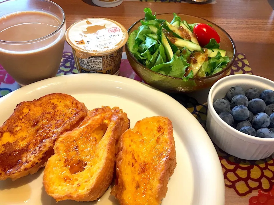 朝ごはん
フレンチトースト、サラダ、ヨーグルト、、ブルーベリー、カフェオーレ|かよちゃんさん