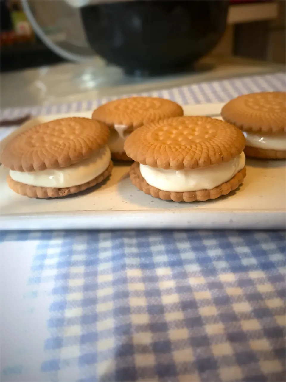 水切りヨーグルトのビスケットサンドアイス🍨|ちゃーさん