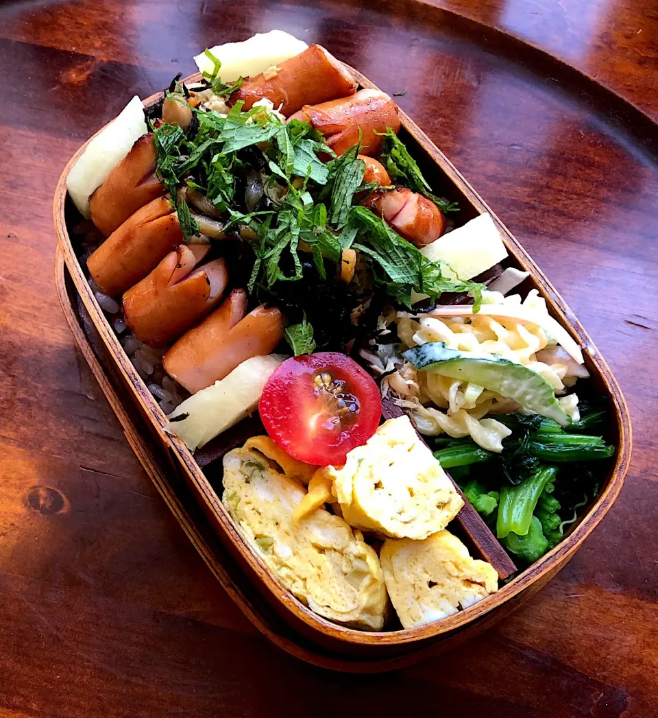 Snapdishの料理写真:本日もお弁当🍱ポークウインナー🥓鯖フレーク🐟ひじき煮🖤ネギ入り厚焼き卵🥚マカロニサラダ🥗ほうれん草御浸し🥦🍅 #息子弁当  #わっぱ弁当  #ウインナー  #厚焼き玉子  #ひじきの煮物 #マカロニサラダ #プチトマト🍅  #札幌  #中島公園|Yukie  Toriseさん