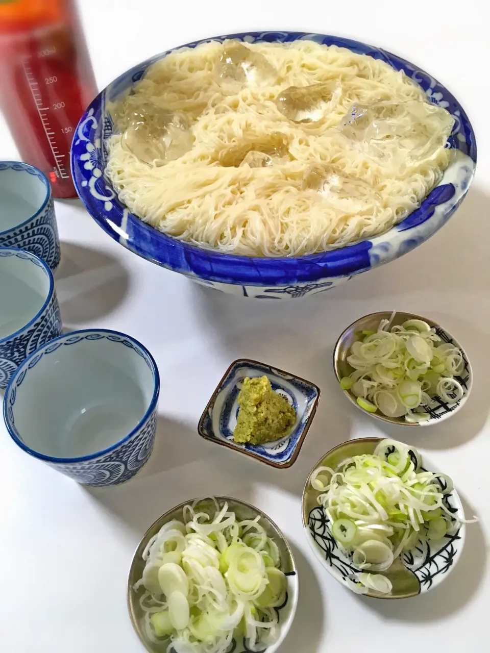 蕎麦にしようかと思っていたけれど、なぜか素麺に。山盛りです。(^ ^)|mattさん