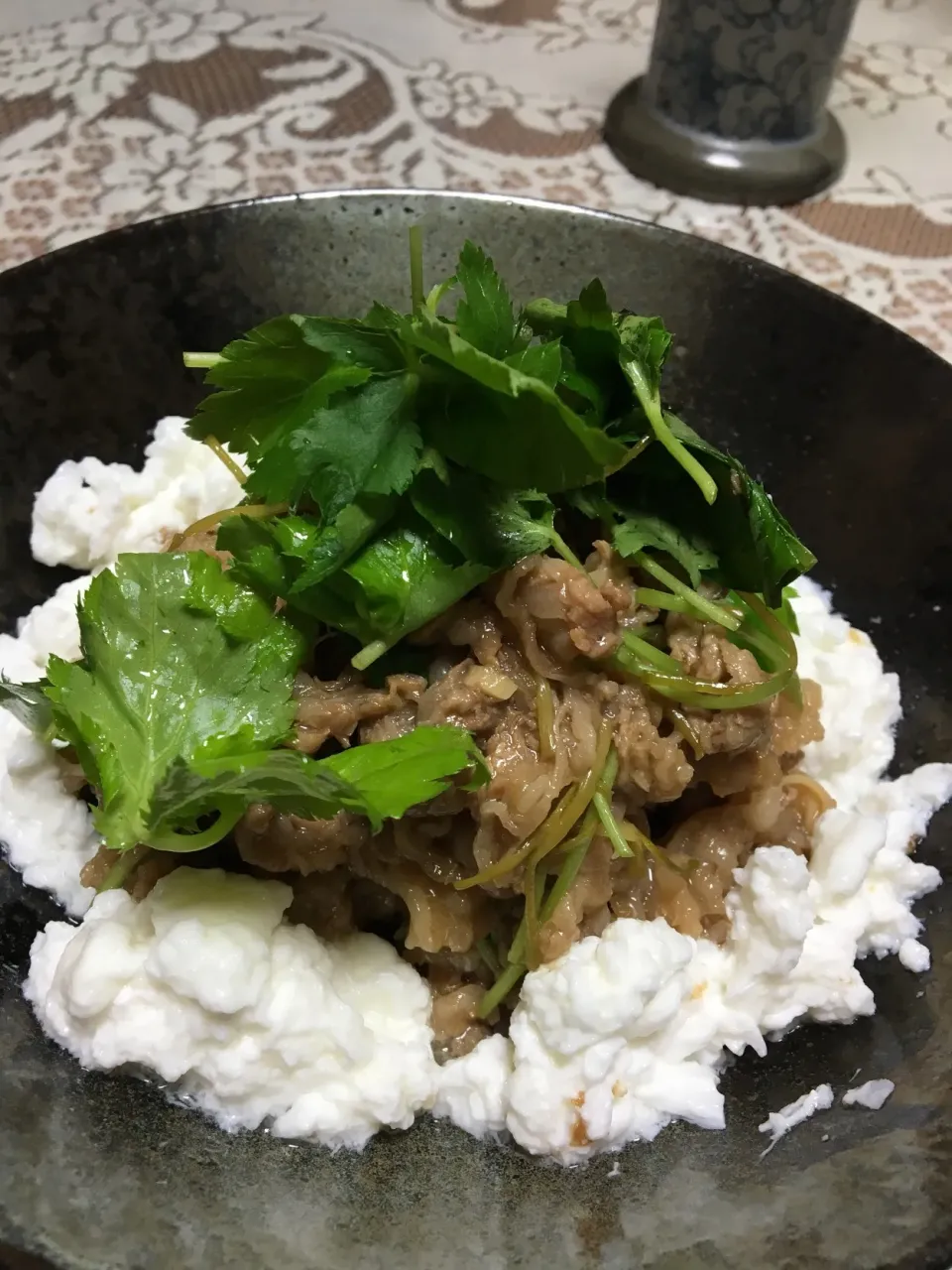 Snapdishの料理写真:牛肉の酢醤油炒めミツバ和え。白いのは余った卵白|ヨシヨシさん