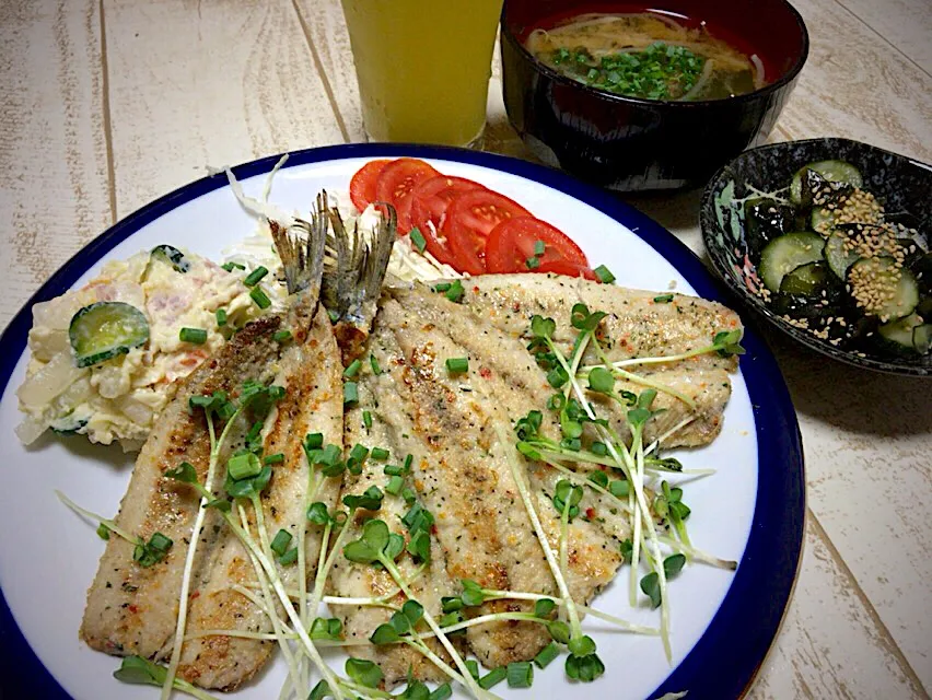 今日の男飯(｡-_-｡)花火大会前でビール飲めない(T ^ T)バージョン🎶鰯のムニエル&自作ポテサラ&自作酢の物with簡単酢&味噌汁🎶|ひーちゃんさん