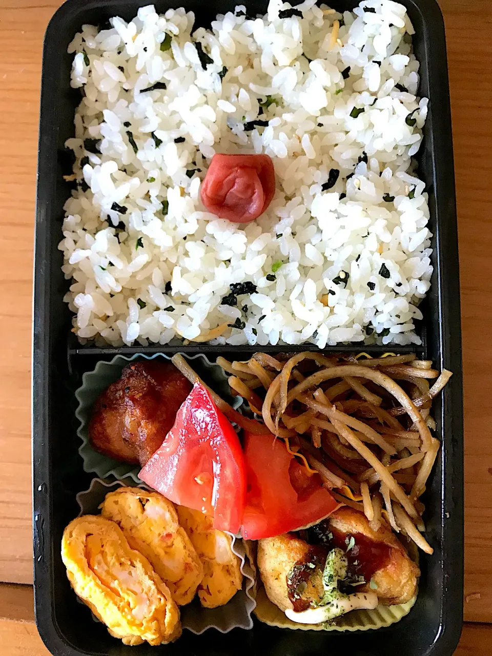 7/27 高1 お弁当
#自家製冷凍ストックたこ焼き
#きんぴらごぼう 
#わかめしらすご飯|侑子さん