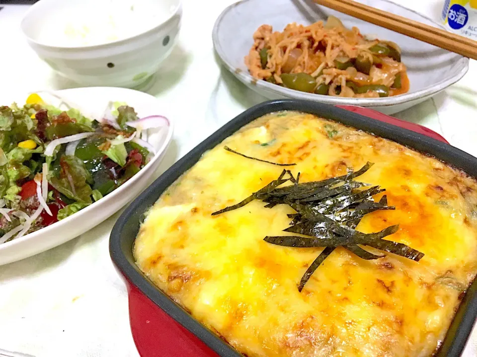 コンビニサラダに、残り物のピリ辛炒めに。そして豆腐と山芋とろろのグラタン✨
山いもすって、卵とたっぷりネギと、めんつゆ・ごま油・塩混ぜて、豆腐にかけてチーズかけて焼く！！おつまみにも良い…|KKOさん