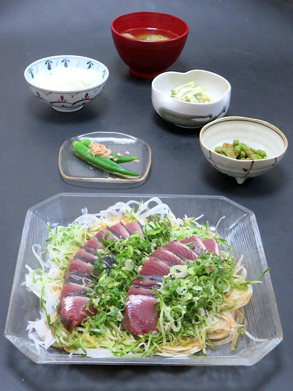 今晩は、カツオのたたき たっぷり香辛野菜、オクラのお浸し 鰹節、なた豆の胡麻和え、ゴーヤのイカ和え、茄子と茸の味噌汁、ハトムギご飯|akazawa3さん