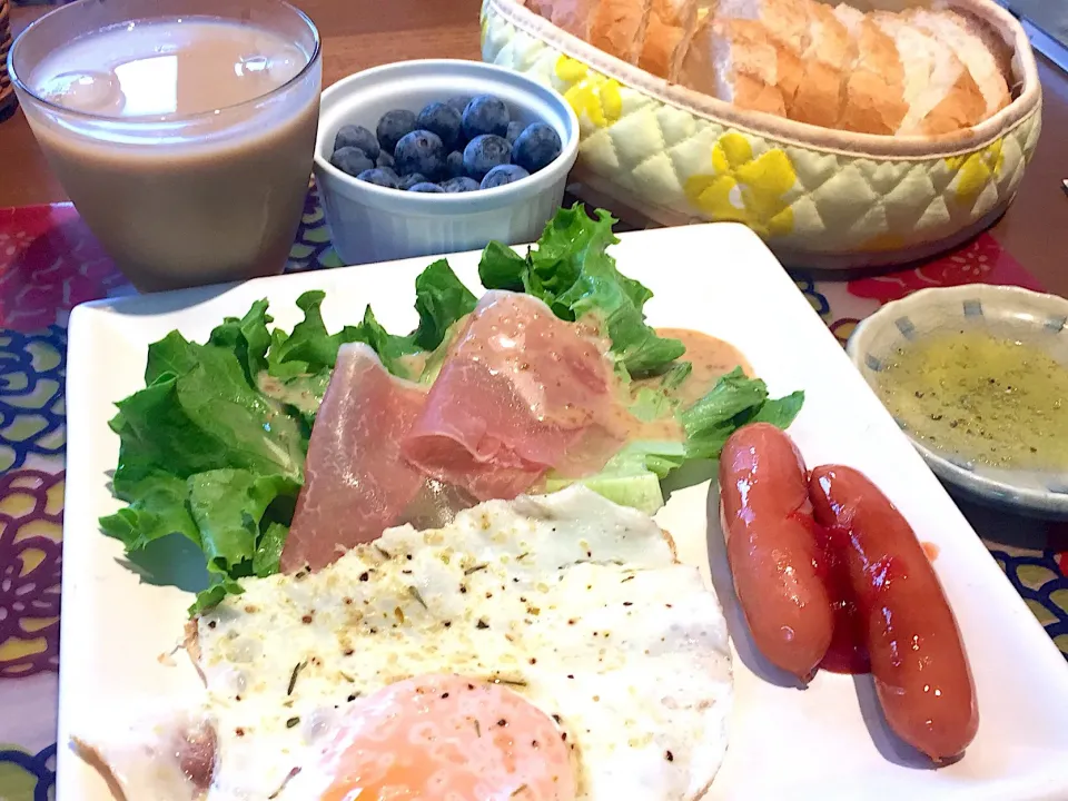 朝ごはん
目玉焼き、ウインナーソテー、グリーンリーフ、生ハム、ふらんすぱ、ブルーベリー、カフェオーレ|かよちゃんさん