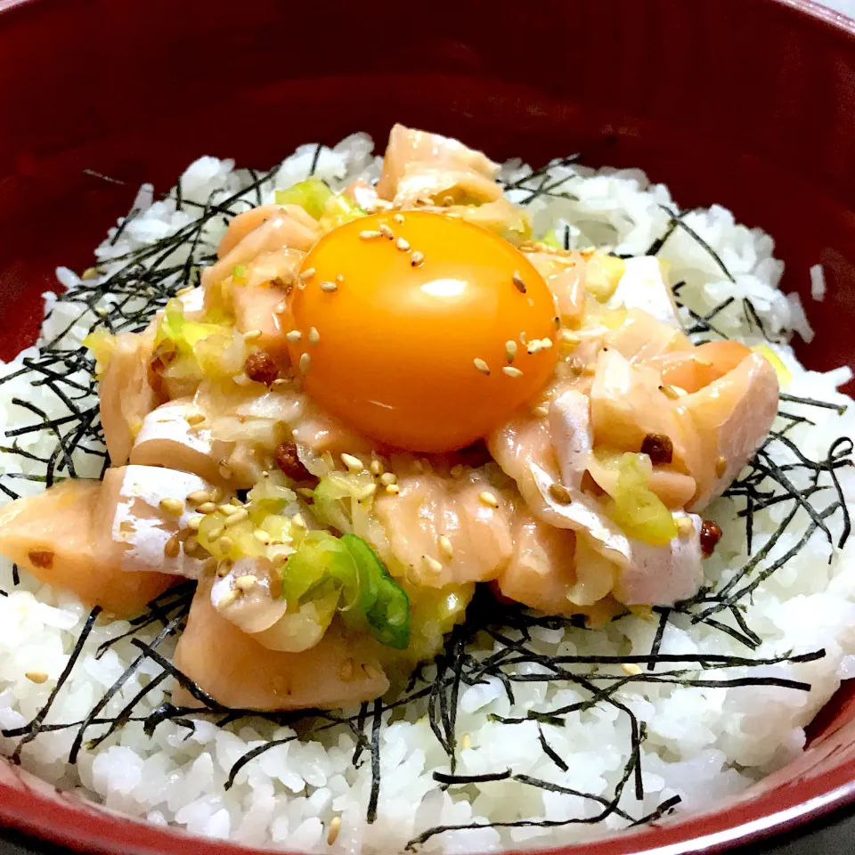 旨辛ねぎ塩のサーモンユッケ丼 #サーモン #ごま油 #ねぎ|Single cookさん