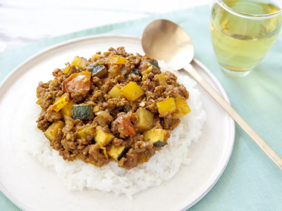 暑い日でも手軽に作れる！夏野菜たっぷりキーマカレー #AllAbout|All About 料理レシピさん