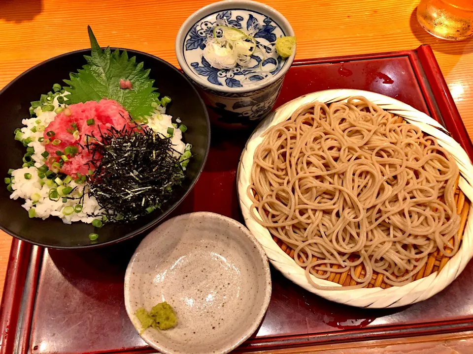 Snapdishの料理写真:ネギトロ丼と蕎麦のセット|T. Wonderさん