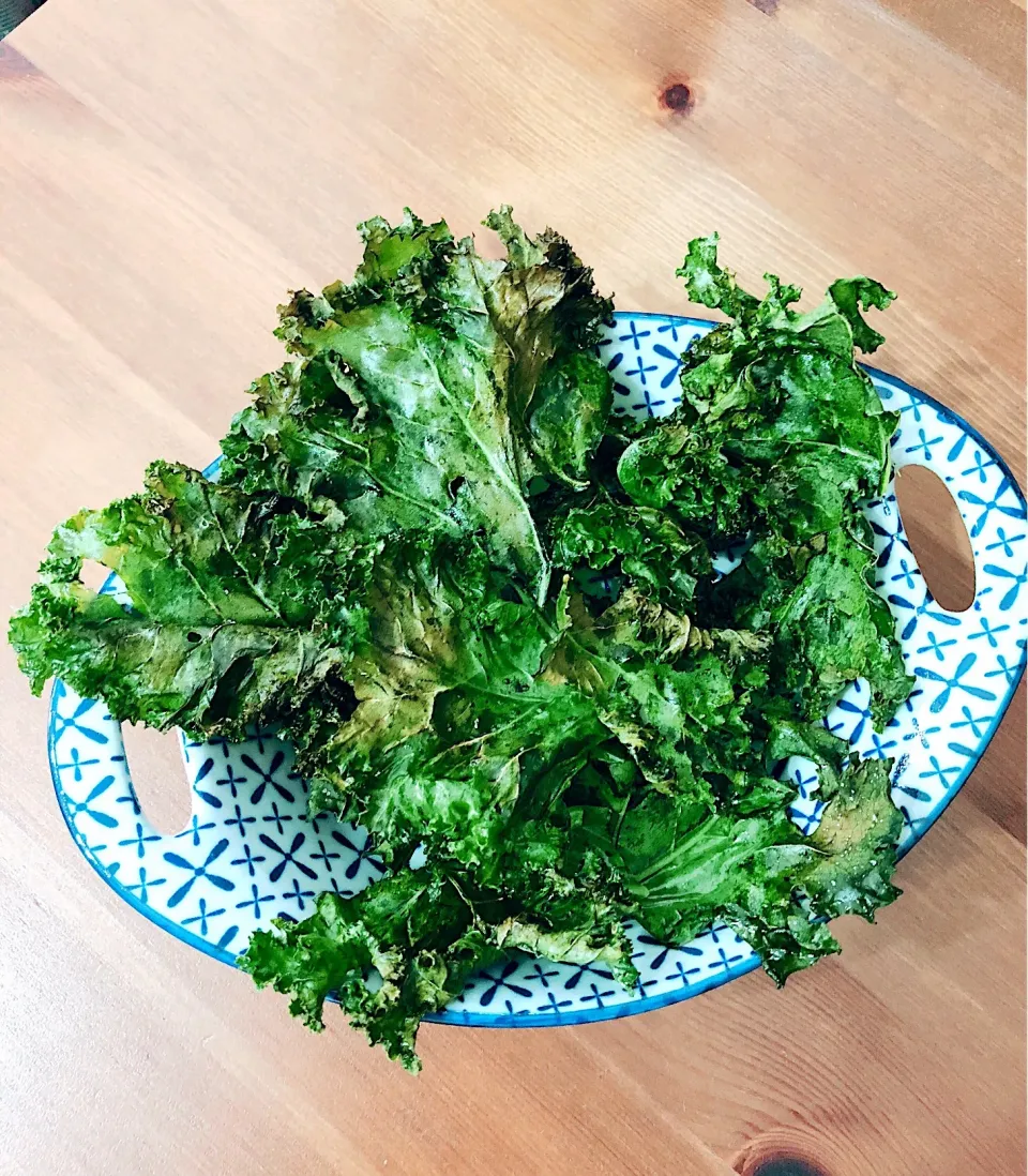 Snapdishの料理写真:Kale Chips - Oven baked with sea salt ❤️|Indulgeさん