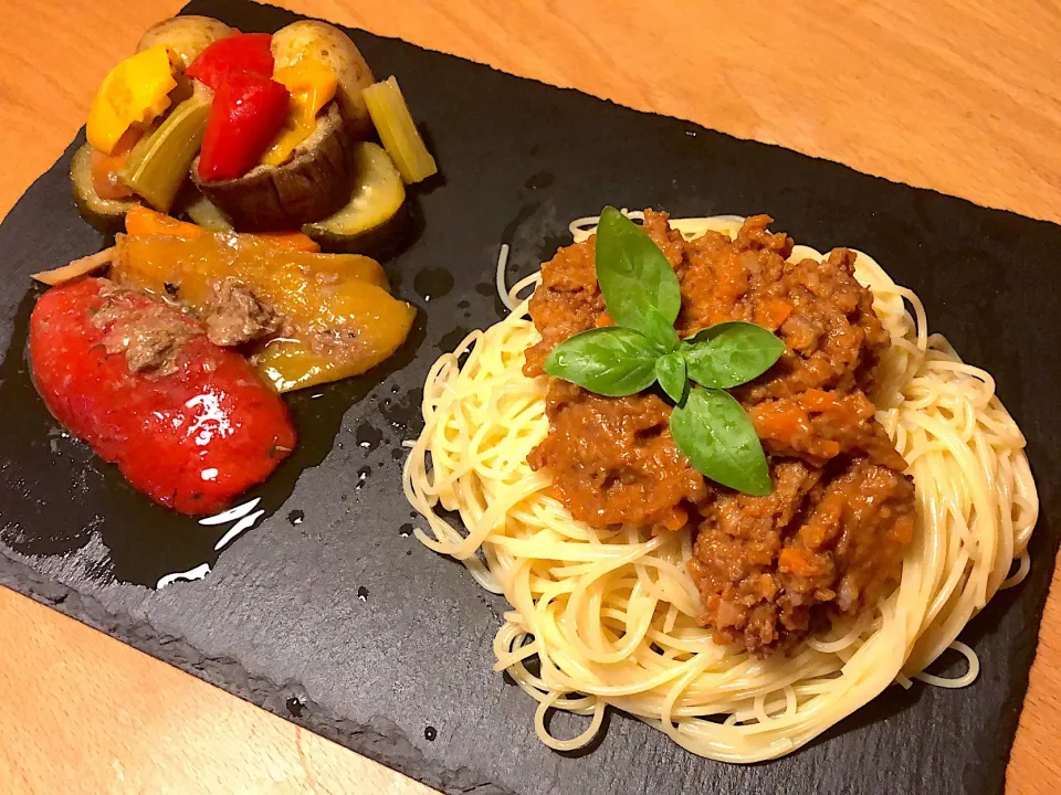 休日のプレートブランチ：牛肉ラグーの冷製パスタ、夏野菜のグリル、パプリカのオイル漬け #冷製パスタ #夏野菜|角康広さん