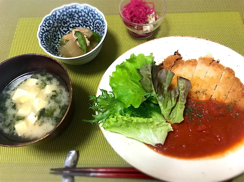 ポークソテー、大根の煮物、ポテトサラダ、豆腐の味噌汁。|yukiさん