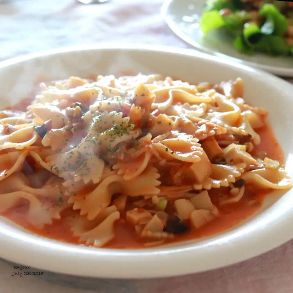 キノコとセロリのトマトソースのパスタ🍅|yasuko murakamiさん