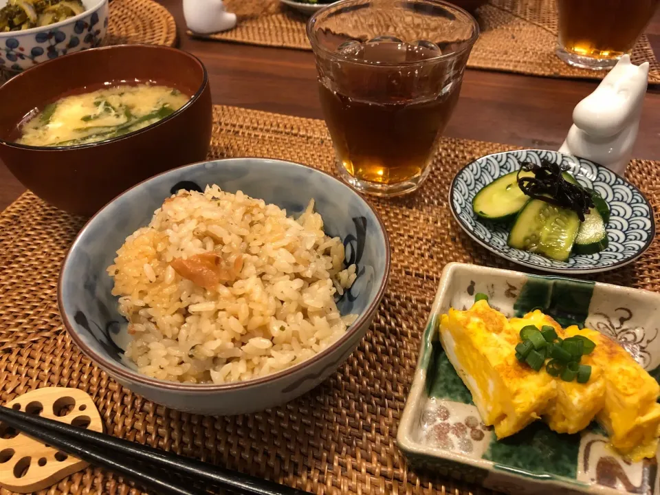 梅干し炊込み御飯⭐︎だし巻き卵と塩昆布キュウリで朝ごはん|ねぎぼうずさん