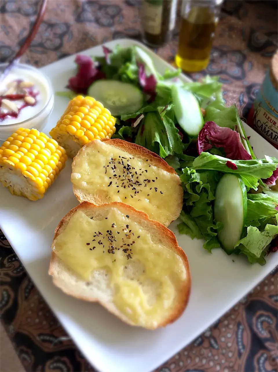 叔母が焼いたフランス風バンにエメンタールチーズをのせて|Atsukoさん