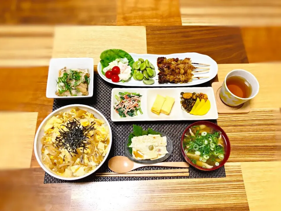 Snapdishの料理写真:玉ねぎの卵とじ丼 #夜ご飯  #丼もの  #卵とじ丼  #焼き鳥  #簡単料理|ぼんぼんさん