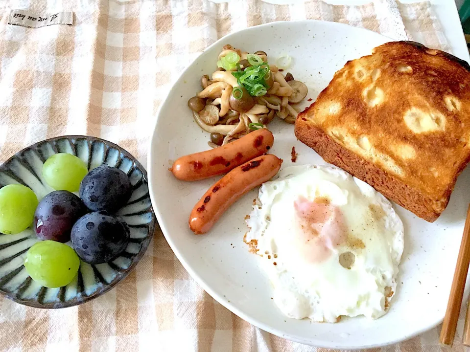 フツーの朝ごはん。でも！このきのこが！めちゃ美味しかった！塩コショウとお酢で炒めてネギをふりかけて完成。簡単でハマる味！|KKOさん