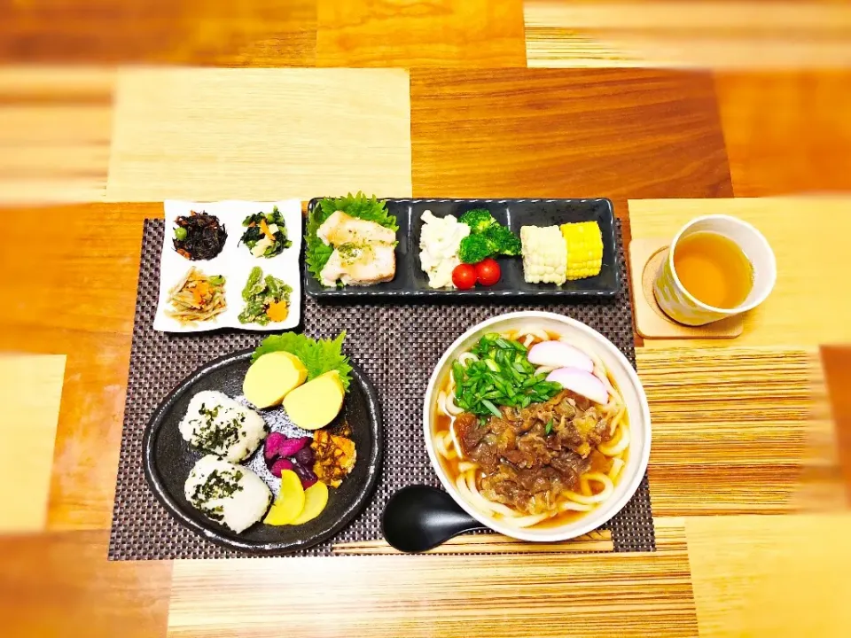 またうどーん笑 #夜ご飯  #麺類  #和食  #簡単料理 #うどん #おにぎり|ぼんぼんさん