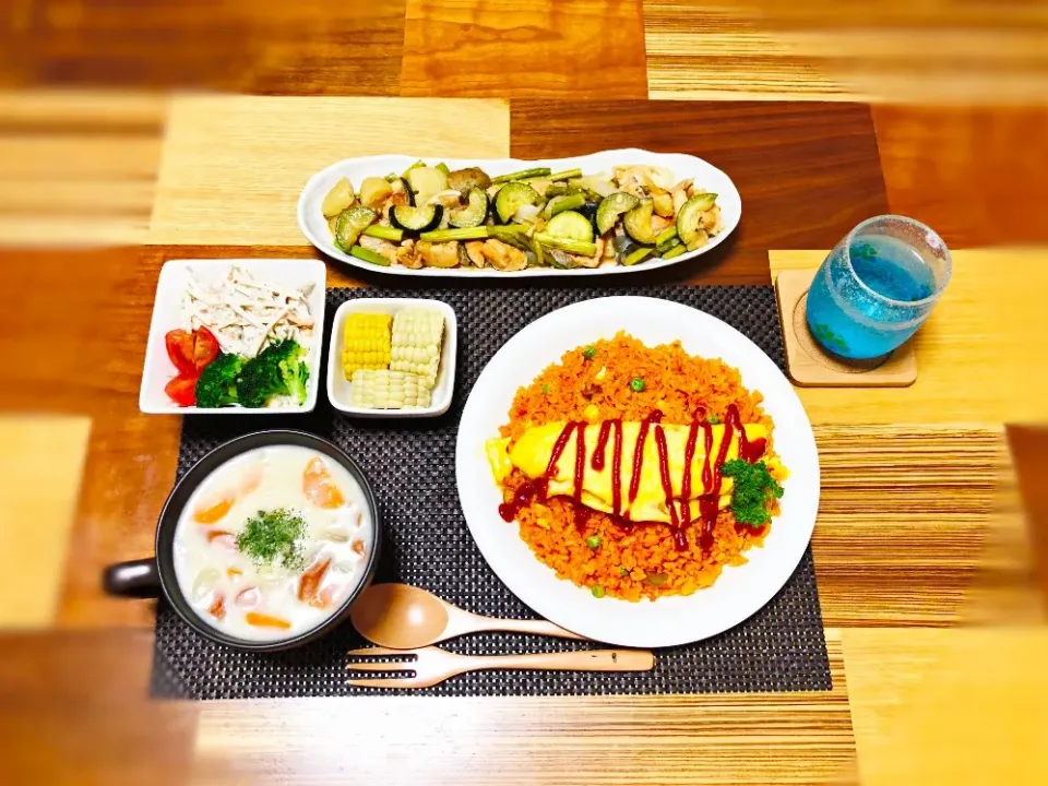 オムライス？ #夜ご飯  #オムライス  #夏野菜  #シチュー #サラダ|ぼんぼんさん