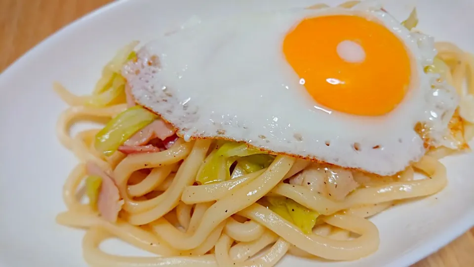 キャベツベーコンめんつゆバターうどん目玉乗せ|やっちさん