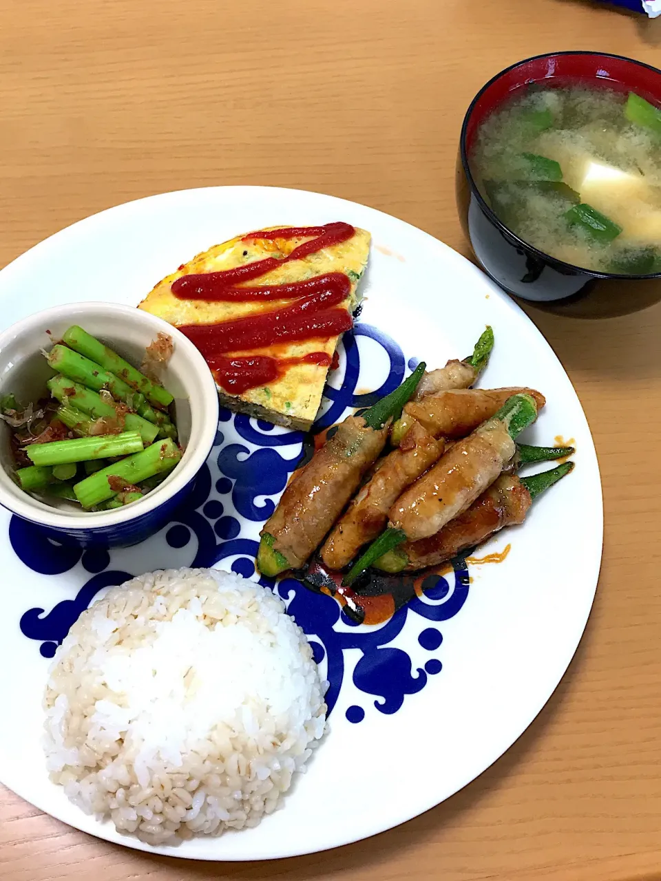 オクラの豚巻き
アスパラのおひたし
ブロッコリースプラウトのチーズオムレツ
もち麦ご飯
豆腐とわかめとネギのお味噌汁|だるころさん