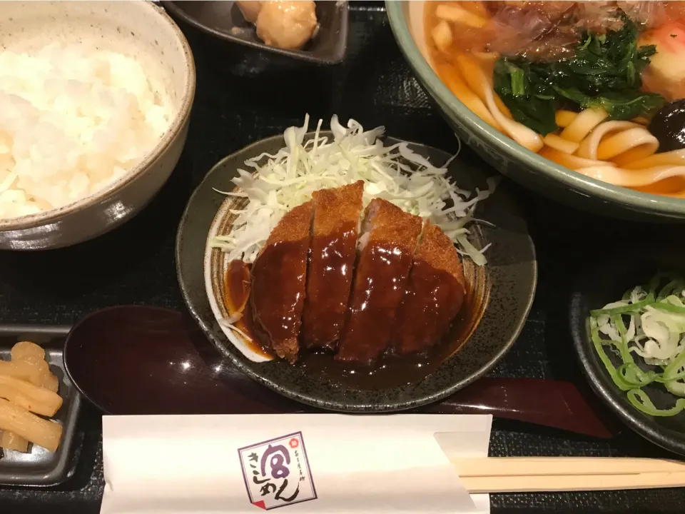 Snapdishの料理写真:中部国際空港の四代目鍵三郎　宮きしめんにて、宮定食|お家でbar!さん