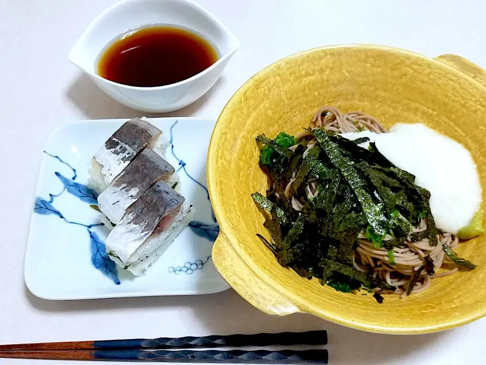 Snapdishの料理写真:今夜はとろろ蕎麦と鯵の箱寿司|ushigaeu*gonekoさん