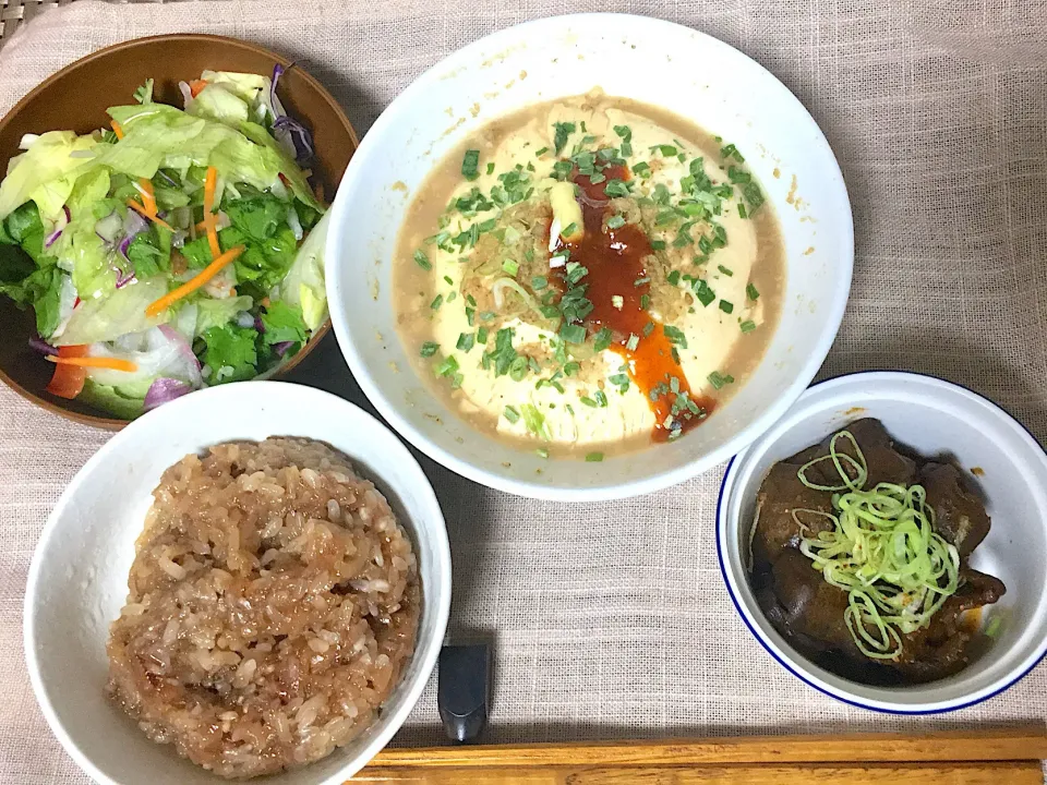 寄せ豆腐
牛スジ煮込み🐂
ミックスサラダ🥗
いかおこわ🦑🍚🥢|yumyum😋さん