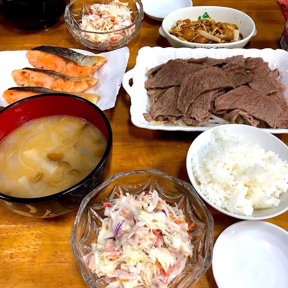 焼肉、ツナとカニカマのサラダ、焼き鮭、キノコと玉ねぎと大根の味噌汁＼(^o^)／|すかラインさん