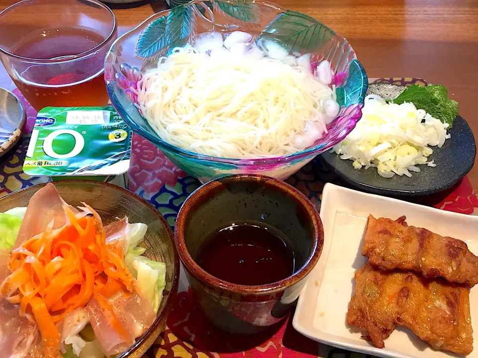 朝ごはん
そうめん、はんぺん付け焼、茹でキャベツと人参酢漬けと生ハムのサラダ、ヨーグルト、健康茶|かよちゃんさん