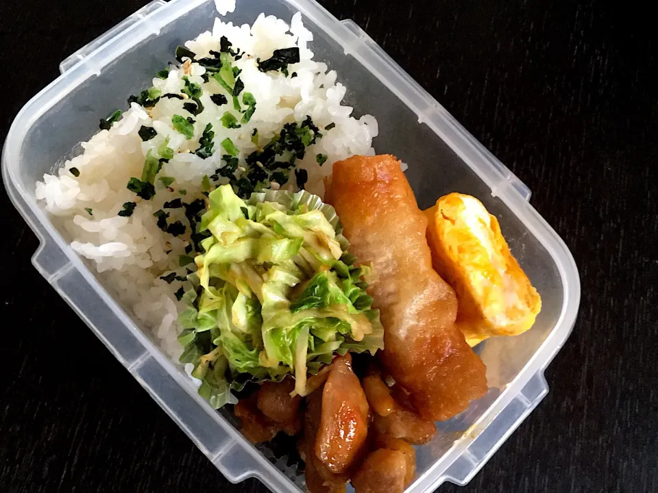 旦那弁当
#タッパー弁当#キャベツ昆布出汁炒め#春巻き#卵焼き#焼き鳥|めかぶさん