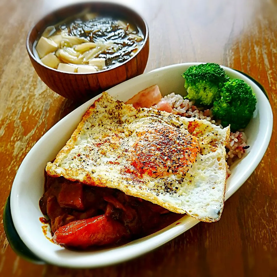 ベーコンエッグカレー＊豆腐ともずくの味噌汁|プチテンよすさん