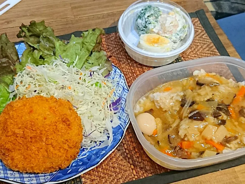 金麦の中華丼&オリジンのサラダとコロッケ|まぐろさん