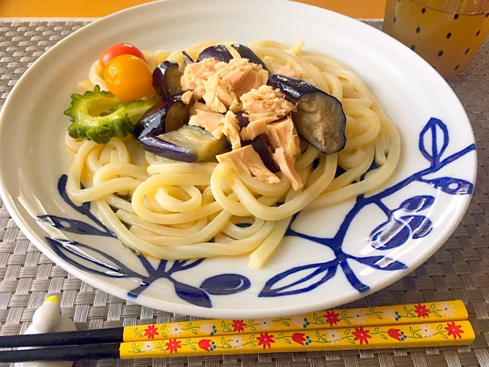 時短レシピ。セブンイレブンの冷凍揚げなす、カトキチの冷凍うどん、エバラのプチッとうどんの素、由比缶詰所のツナを使って(o^^o)|manaさん