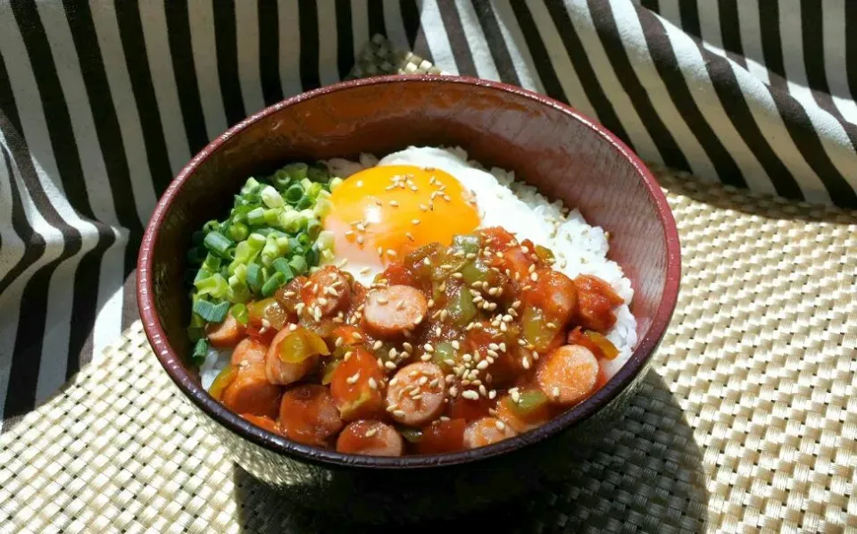 レンジで簡単！ピリ辛トマトのウインナー丼|主夫Pさん