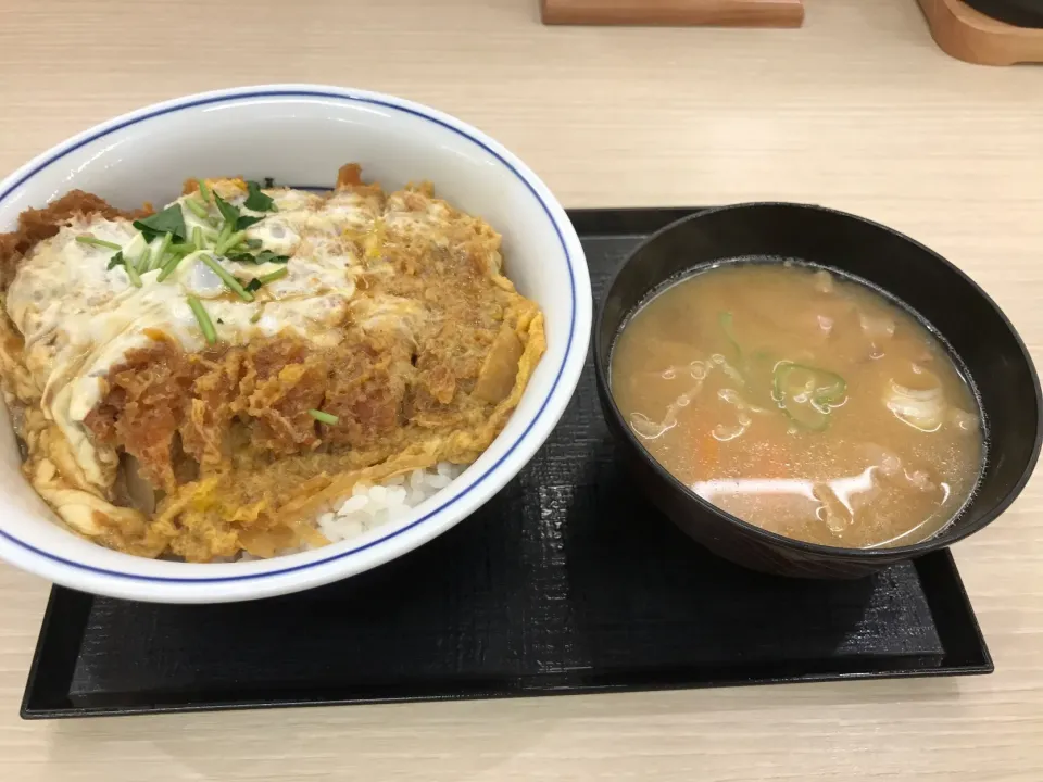 カツ丼と豚汁|手品先輩さん