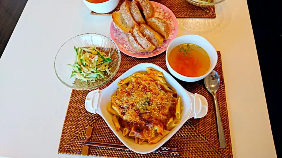 今日の夕食 焼きカレーペンネ、切り干し大根のナンプラーサラダ、コンソメスープ、市販のライ麦パン|pinknari🐰🌈さん