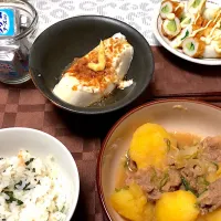 Snapdishの料理写真:肉じゃが
冷奴
ワカメご飯
ちくわキュウリ|かなりんさん