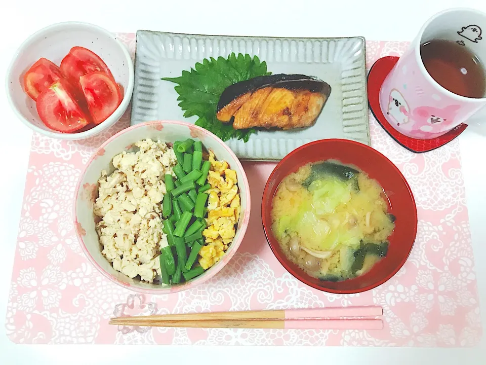 Snapdishの料理写真:#ぶりの照り焼き  #三色丼   #みそ汁  #トマト|miyukiさん