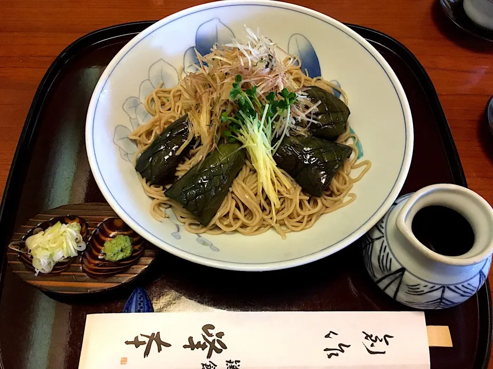 鎌倉の峰本さんで、紫蘇茗荷たっぷりの冷たいお蕎麦❣️|まめりんさん