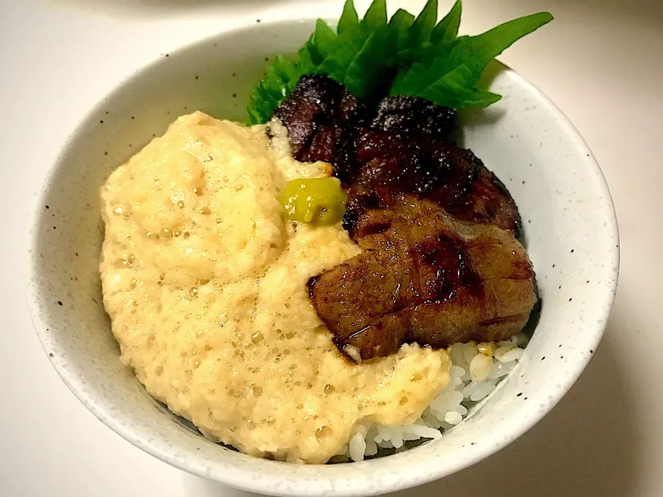 伊達の牛タンのとろろ丼😋|みほままこさん