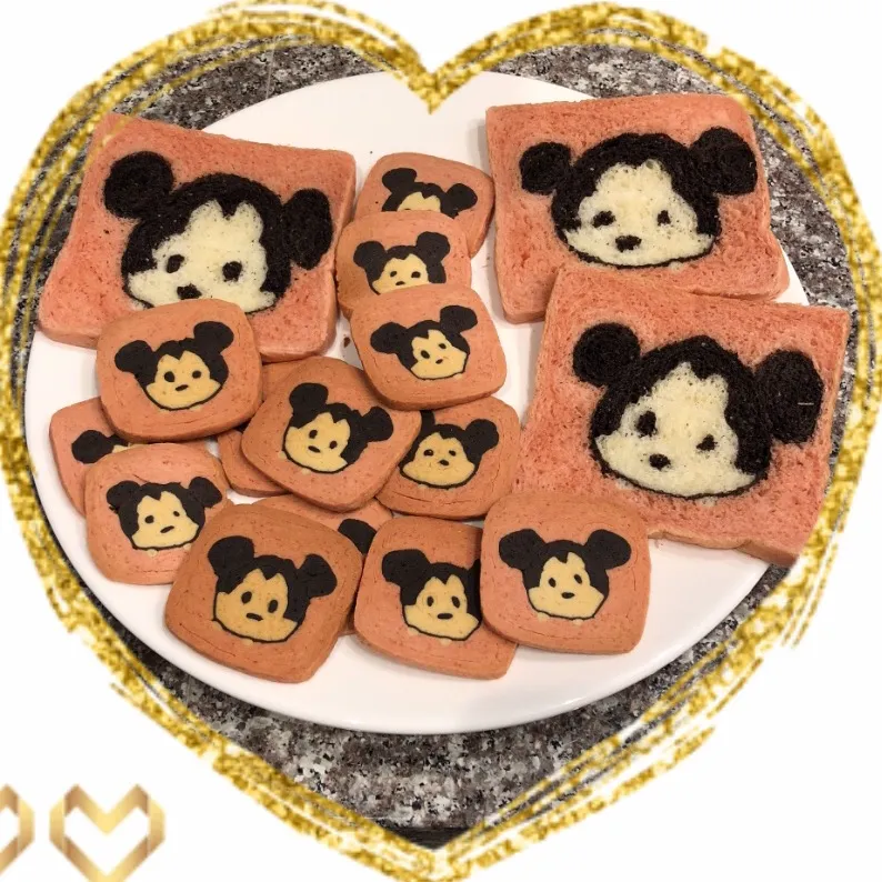 Snapdishの料理写真:ツムツムミッキーの金太郎飴クッキー🍪&イラスト食パン🍞

 #アイスボックスクッキー  #キャラパン 
#金太郎飴クッキー  #金太郎クッキー  #手作りおやつ  #手作りクッキー  #クッキー  #disney  #ディズニー  #イラストパン  #手作りパン  #おうちパン  #食パン  #食パン  #食パンアート|izuyoさん