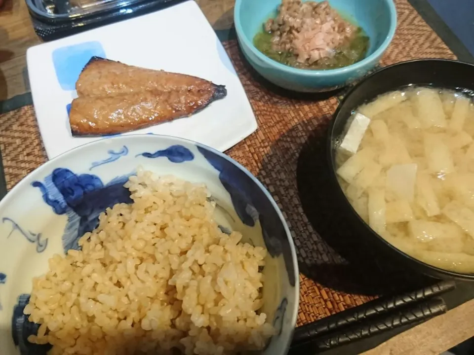 鯖みりん干し&めかぶ&玉ねぎの味噌汁|まぐろさん