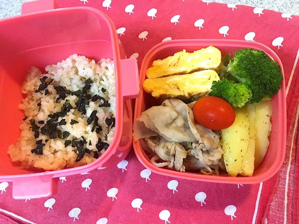 Snapdishの料理写真:♫7/31今日のお弁当♫〜バラ肉ともやしの重ね蒸し甘辛味、じゃがいものマジックソルト炒め、だし巻き卵、マヨブロッコリー、アイコ〜|Satokoさん